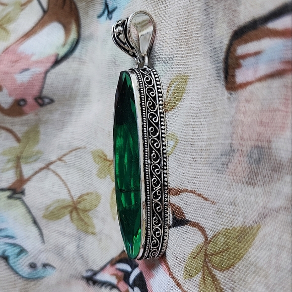 Emerald Green Elongated Faceted Glass Crystal Stone Sterling Silver 925 Pendant - Picture 11 of 15